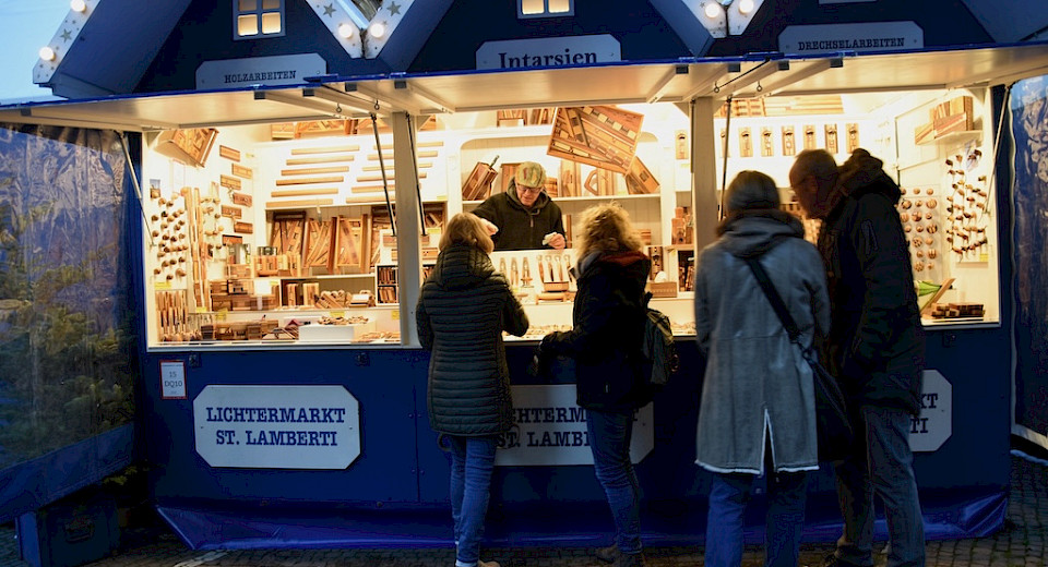 Unsere Verkaufshütte, Standnummer 15, an direkt an der Salzstraße, Ecke Prinzipalmarkt.